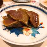 うを徳 - 藁で燻してにんにく醤油で和えた島根の鰹