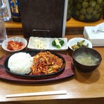 韓国食堂かおり オンニネ - 鉄板イカ炒め丼ランチ(970円)