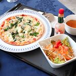 エリエールゴルフクラブ - 春野菜としらすのピザ