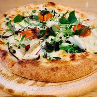 Tsuchi 農園野菜とチーズ料理 - クリームソースの農園風ピッツァ。