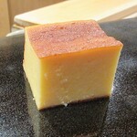 日本橋蛎殻町 すぎた - カステラのような玉子。