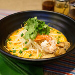 タイ料理ジャンピー - トムヤムヌードル