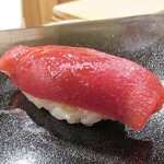 日本橋蛎殻町 すぎた - 三厩マグロ。赤身のヅケ。折り畳んでミルフィーユ風。