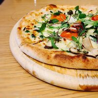 Tsuchi 農園野菜とチーズ料理 - 柔らかい生地のピザ。