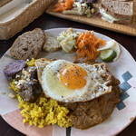 たそかれ珈琲 - カレーライス＋目玉焼きのせ