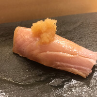 まんてん鮨 日比谷オクロジ店 - 富山県産 鰤、大根おろし乗せ