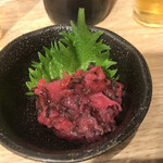 天ぷらとワイン大塩 - 梅くらげ 390円、赤い色調の主張がすごい。酸っぱくって天ぷらの油を切ってくれる。