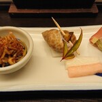 和食処 大ばん - お通し(切り干し大根、つぶ貝、紅白長芋、アボカドとチーズの生ハム巻き)