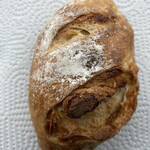 ブーランジェリー エルポール - パン・オ・マカダミア　カンパーニュ生地にホワイトチョコとマカダミアナッツ