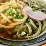 Ooshimaya - ワカメの練り込まれたうどん。
      もう一方はパイナップル！