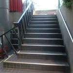 オクワ酒屋 - 南側の階段