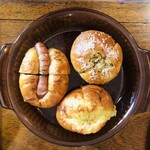 パンのさと - 右上:ゴボウサラダ
右下:チーズロール
左:ウィンナーパン