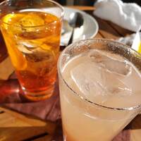 グランド キッチン - プロセッコを使ってアペロールスプリッツとベッリーニに。