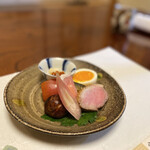 八清 - 【 八寸 】
                                子持ち鮎の山椒煮・栗の甘露煮・フルーツトマト・鮎のウルカ・生ハム・鴨ロース・軍鶏の半熟卵
                                恐ろしく美味い!!