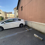 八清 - 【 駐車場 】
      メゾンF・H の奥にあります。