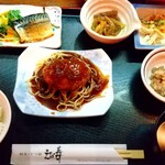 Ebisu - えひ寿定食750円。さば塩焼きとハンバーグ(パスタ付き)、地鶏のたたき、小鉢2品。