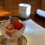 八清 - 【 水物 】
                                赤ワインのジュレがソルベを引き立たせる。