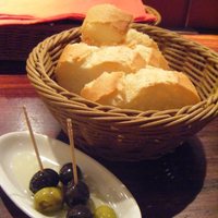 スペイン料理 La Cazuela 三ノ宮 ミント神戸店 - 付き出しはパンとオリーブ
