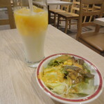 肉バル サルーテ - サラダ＋マンゴーラッシー