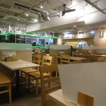 肉バル サルーテ - 広い店内