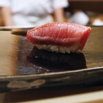 日本橋蛎殻町 すぎた - 大間の中トロ（血合いぎし）の握り