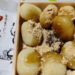Honke Nishio Yatsuhashi - 白餅：黒蜜ときなこが入ってて絡めて食べました。餅の中には何も入ってません。モチです。