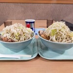 らーめん 蓮 - 左:豚入りラーメン、右:ラーメン大盛