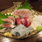 金町製麺 - 刺身盛（バイ貝、ヤリイカの海苔巻き、イワシ、生タコ、カツオ、ヒラマサ）