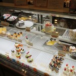 パティスリーマサ - ショーケースの様子。