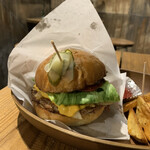 67DINER - 67バーガー　シングル　700円
                        フライドポテト添　300円