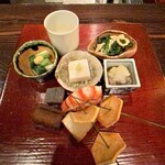 たでの葉 - 八寸 ☆蕪と豆乳の摺流し
      ☆菊菜と薄揚げの煮浸し
      ☆分葱の酢味噌がけ
      ☆胡桃豆腐
      ☆ナマコ酢
      ☆山牛蒡の醤油漬け
      ☆蒟蒻の土佐煮
      ☆海老芋の素揚げ
      ☆海老のふくめ煮
      ☆松葉に刺したクワイのチップ