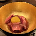 たでの葉 - 天然の鴨の刺身（軽く火を入れています） 。砂肝・ささみ・レバー、鮮度がものを言う料理ですので、これは間違いなく旨いです♪ 玉子の黄身を付けるのは勿論美味しいのですが、そのままが私は好みです。