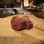 たでの葉 - 尾長鴨もも肉 添えているピリ辛味噌か塩でいただきます　赤身で、柔らかと言うよりも咀嚼する楽しみがある肉質です。 少し血の味を感じるこの味わい、いくらでもいただけてしまいます♪