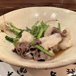 たでの葉 - ツキノワグマのお鍋　芹の根っこも入るお鍋で熊肉をしゃぶしゃぶして完成です　脂身がとても多いのですが脂がとても甘味があるのが特徴　とても美味しいお鍋でした♪