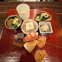 たでの葉 - 八寸 ☆蕪と豆乳の摺流し
                    ☆菊菜と薄揚げの煮浸し
                    ☆分葱の酢味噌がけ
                    ☆胡桃豆腐
                    ☆ナマコ酢
                    ☆山牛蒡の醤油漬け
                    ☆蒟蒻の土佐煮
                    ☆海老芋の素揚げ
                    ☆海老のふくめ煮
                    ☆松葉に刺したクワイのチップ