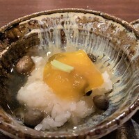たでの葉 - ★ むかごの飯蒸し ★
                    山芋の肉芽のむかご、ホクホクとして味は山芋の風味が少し感じられます。
                    上にのせた唐墨を一緒によく混ぜていただきますが、唐墨の味と塩気が飯蒸しの全ての味付けとなり、優しい味わい♪