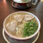 ラーメン げんこつ家 - 手前が大盛り！奥が普通のラーメン