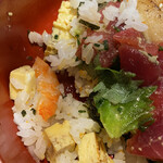 Sushi Yoshi - 酢飯の下には、とびこ、エビ、イカ、サカナ、玉子焼きなどが隠れています。
