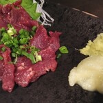 タイガー食堂 - 馬刺しは、しっとりしてて、旨いですね。