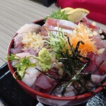 おさしみ処ぷくぷく - 海鮮丼(1,700円)(手前左側の白身がマンボウのお刺身です)