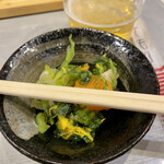 世界一のカキフライと肴 わぶ - 突き出しでお新香