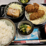 世界一のカキフライと肴 わぶ - 牡蠣フライに角煮を付けました