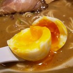 焼きあご煮干しらぁめん とびうお - 味玉とろり