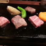 いかの墨 - 村上牛サーロインス石焼き(焼いているところ)