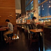 バル デ エスパーニャ ムイ 東京店 - 店内　東京駅を出入する列車を見下ろせるので鉄男鉄子向き