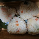 いかの墨 - 鮭といくらの釜戸炊きご飯(食べきれなかった分をおにぎりにしてもらいました)