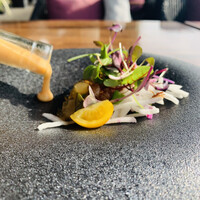 スミレオオサカ - 前菜：ソース掛けてます