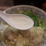 香港飲茶 - ワンタン麺のスープはすっきりタイプ