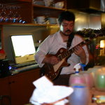 西洋料理アルページュ - マスターがギターを弾いているところ