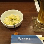 焼鶏 かかし - ビールと突き出し。